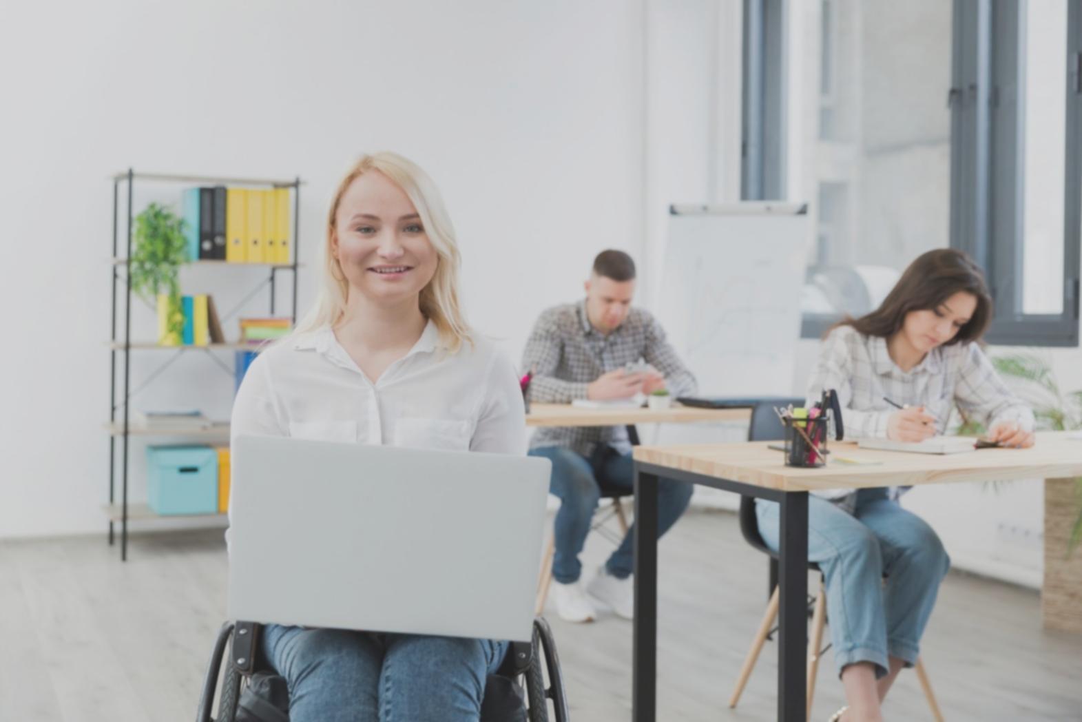 Espace de travail créatif avec documents et matériel d'écriture